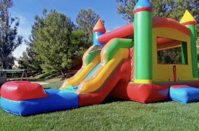 (XL) Multicolored Bounce House Combo with slide and basketball hoop (Wet)