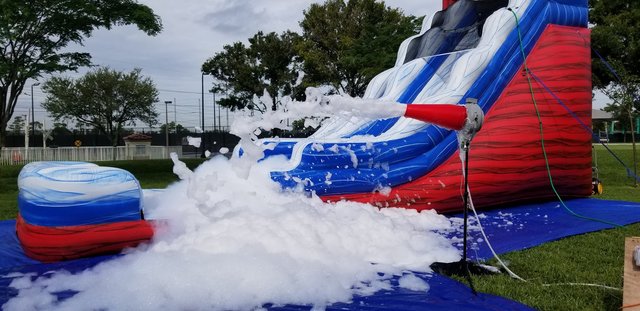 Screaming Eagle Water Slide with Foam Machine [Package]