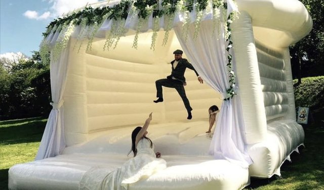 White wedding bounce house White wedding bounce house