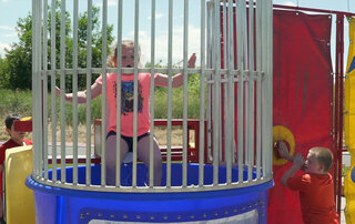 <b><font color='red'><b>Trailer Dunk Tank</b></font><b><br><font color='blue'>Size 10 W x 8 H</font></b></b>
