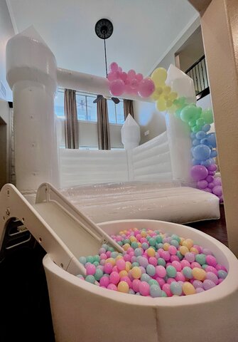 White Open Top Bounce House with Balloon Garland & Ball Pit White Open Top Bounce House with Balloon Garland & Ball Pit