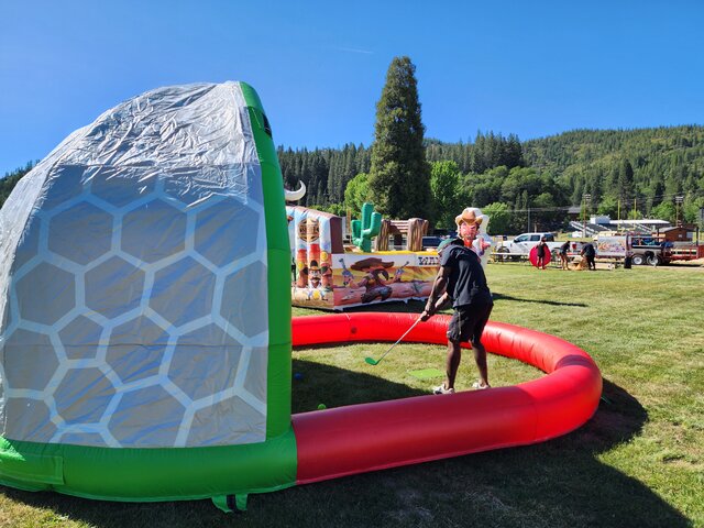 Inflatable golf chipping challenge game