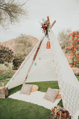 Lace teepee with rug & 2 pillows Lace teepee with rug & 2 pillows
