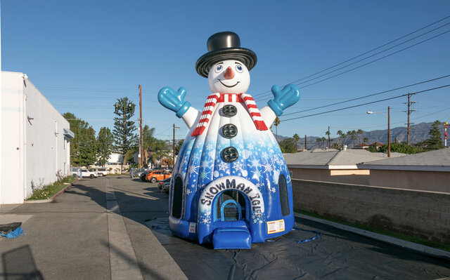 27FT Snowman Bounce House