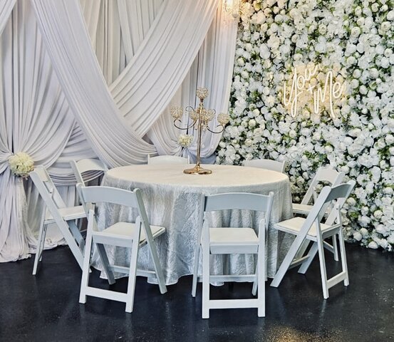 PACKAGE 8 RESIN CHAIRS-1 ROUND TABLE 60”- TBC