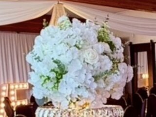Flower arrangement centerpiece 