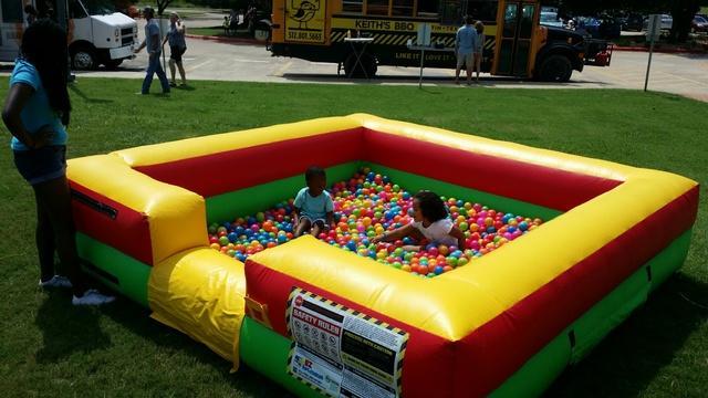 Inflatable ball pit