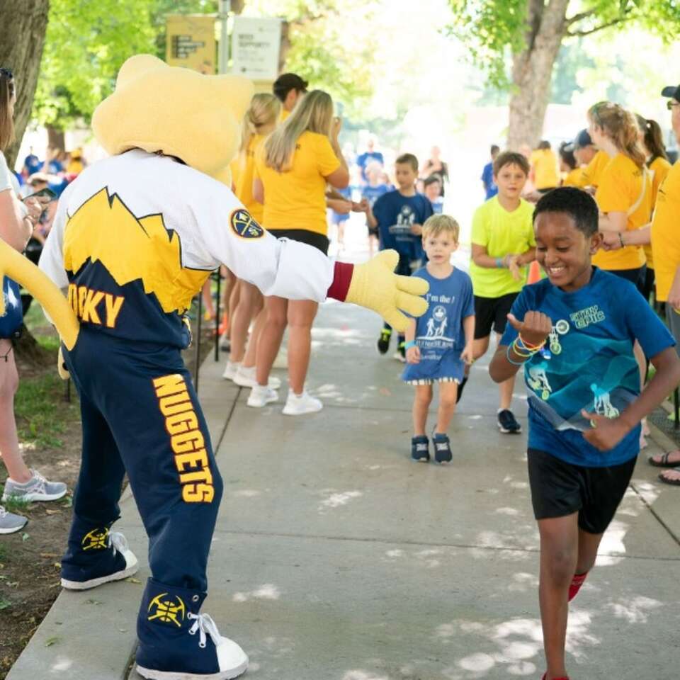 Kids at a Big Sky Bounce fun run with mascot