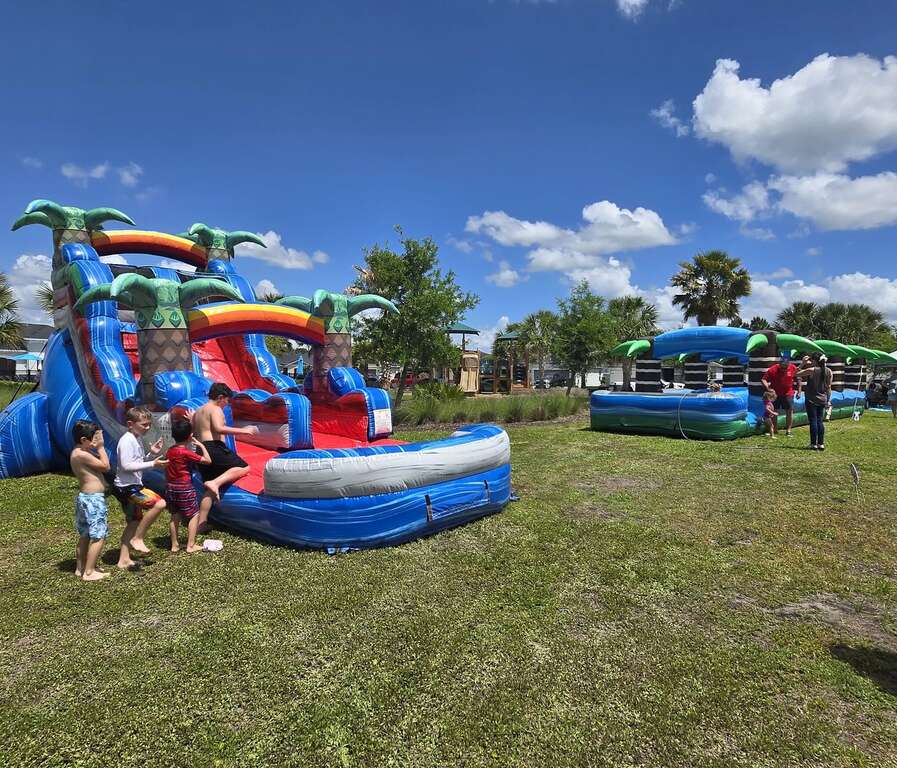 Chorrera de agua tropical con niños en una fiesta en Kissimmee, FL