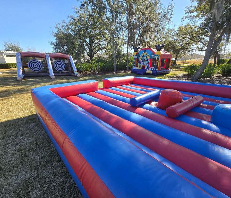 Juegos inflables interactivos y casa de brinco en una fiesta en Kissimmee, FL
