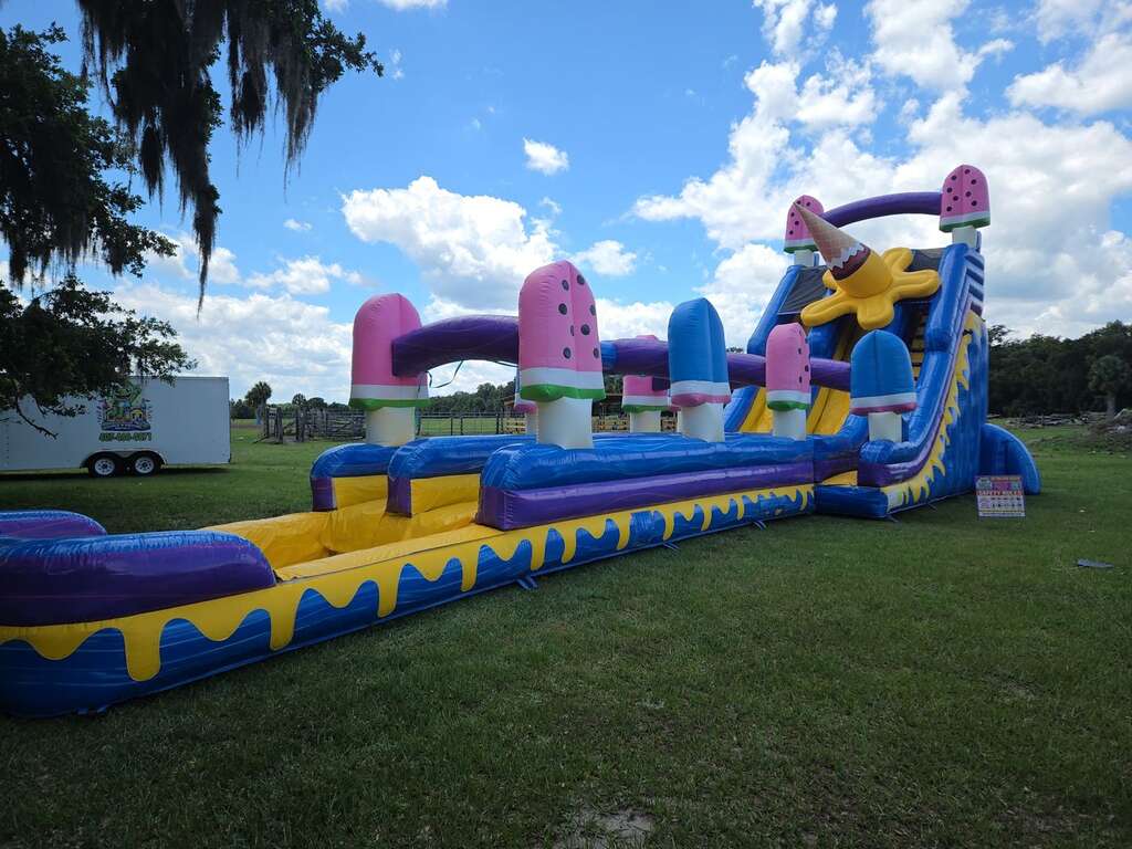 Tobogán de agua Ice Cream y tráiler de Bounce N Around Rentals