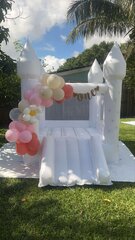 6x6 White Bounce House (with 100 balloons)