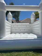 13x13 White Bounce House ( 100 balloons )