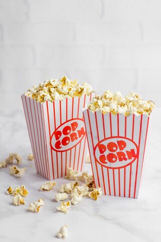 5 Popcorn packages with oil and bags