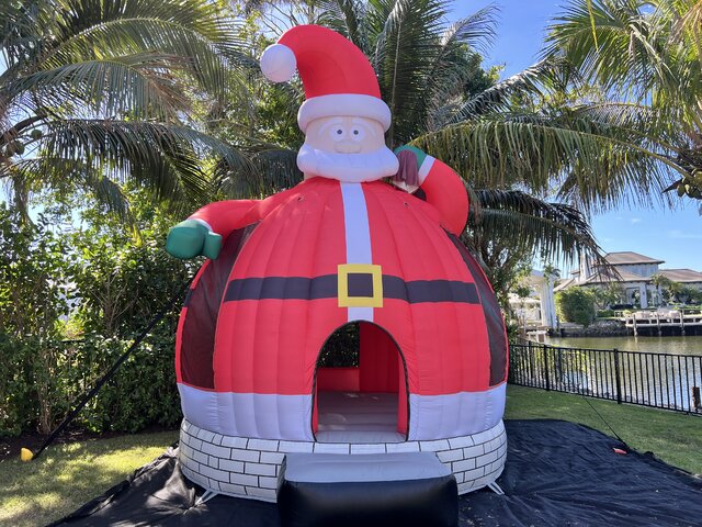 211-SANTA BOUNCE HOUSE 