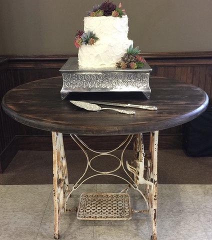 Singer Table: Ivory with 40