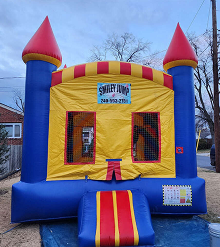 Castle bounce house rental from Smiley Jump LLC, offering bounce house rentals in Germantown, MD for birthday parties, school events, and family celebrations