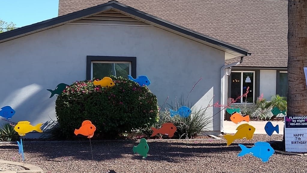 Yard sign greeting of multicolored fish