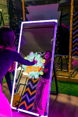 MIRROR AIR PHOTO BOOTH 4 HOURS