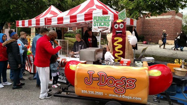 The Wizard of dogz hot dog cart