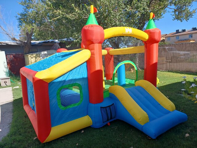 Tiny Tots Bounce House With Ball Pit