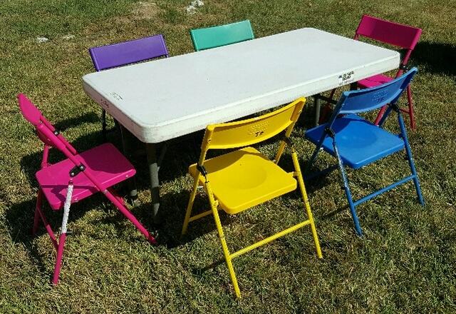 001 Kids table with six kids chairs