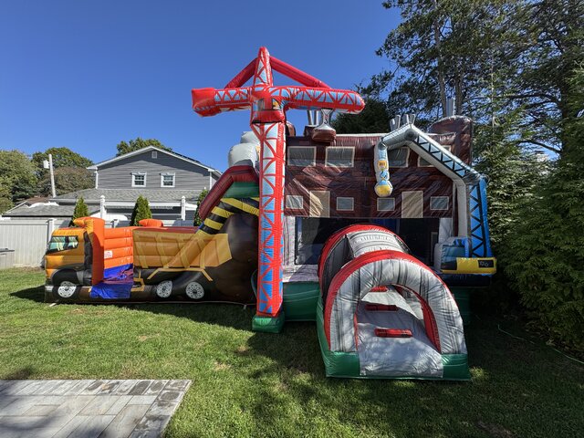 Construction bouncer with 2 lane slide