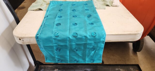 Runner Turquoise satin with sequin circles