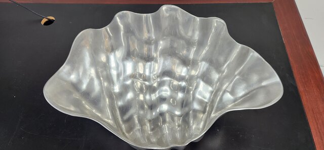 Serving dish clam shell