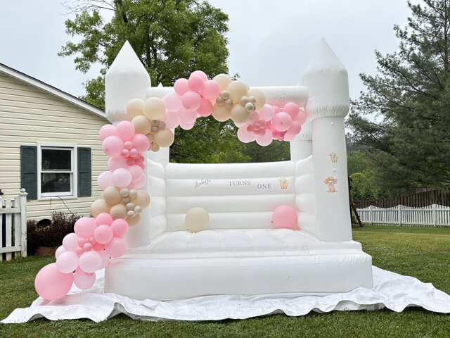 Balloon arch for inflatable