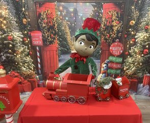 Santa's Elfs Fixing Train