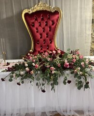 Red velvet throne chair 
