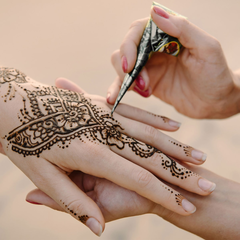 Henna artist