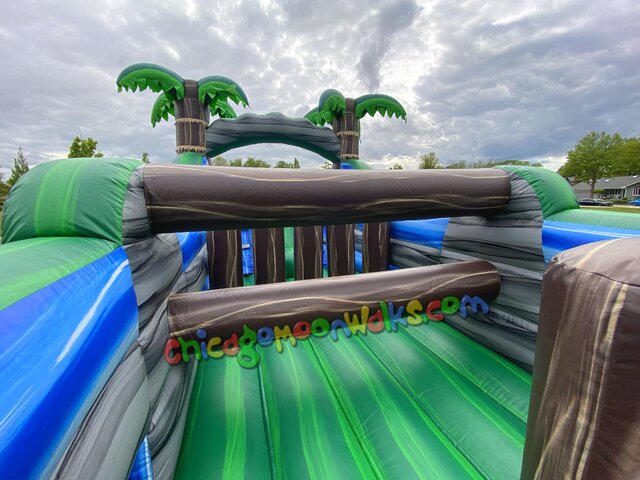 Carrera de obstáculos inflable con palmeras