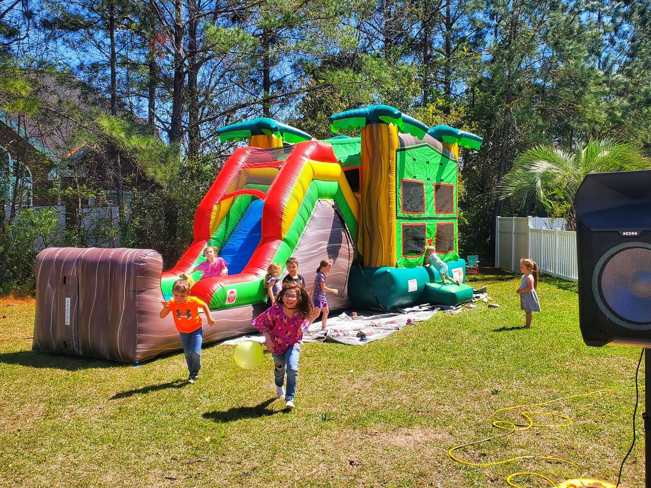 Outdoor kids’ party with Party Jumpers inflatable slide rental in California Outdoor kids’ party with Party Jumpers inflatable slide rental in California