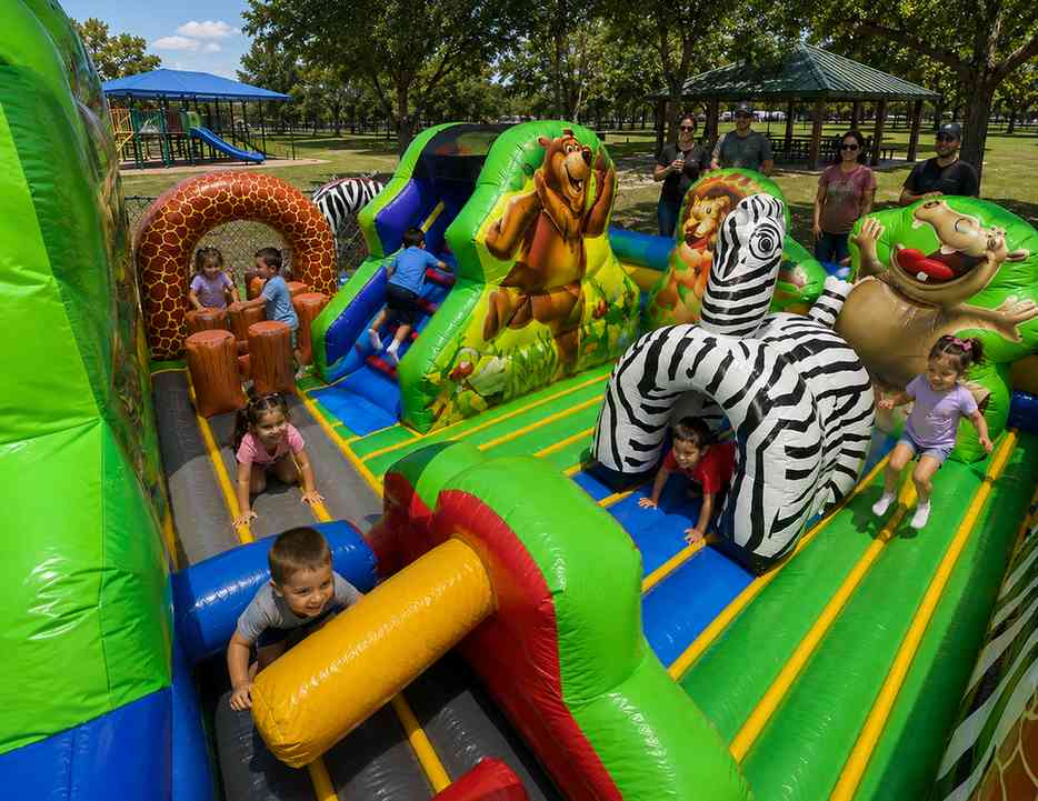Inflatable toddler bounce house for rent from Inflatable Party Magic serving Fort Worth and the DFW…