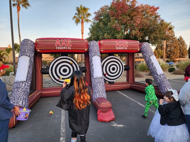 4 player axe throwing carnival game