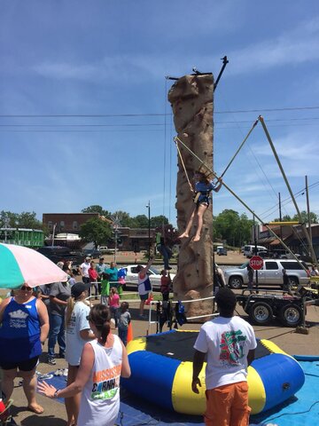Rock Climbing Wall + 1 Bungee Trampoline