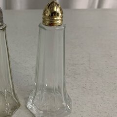 Salt & Pepper Shakers Pr. (Gold Tops)