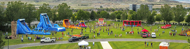Gran evento corporativo, universitario, escolar y de iglesia con toboganes inflables, carreras de obstáculos y atracciones interactivas de Utah Inflatables