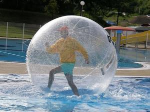 (D) 5 Water Walking Balls With 30ft Pool
